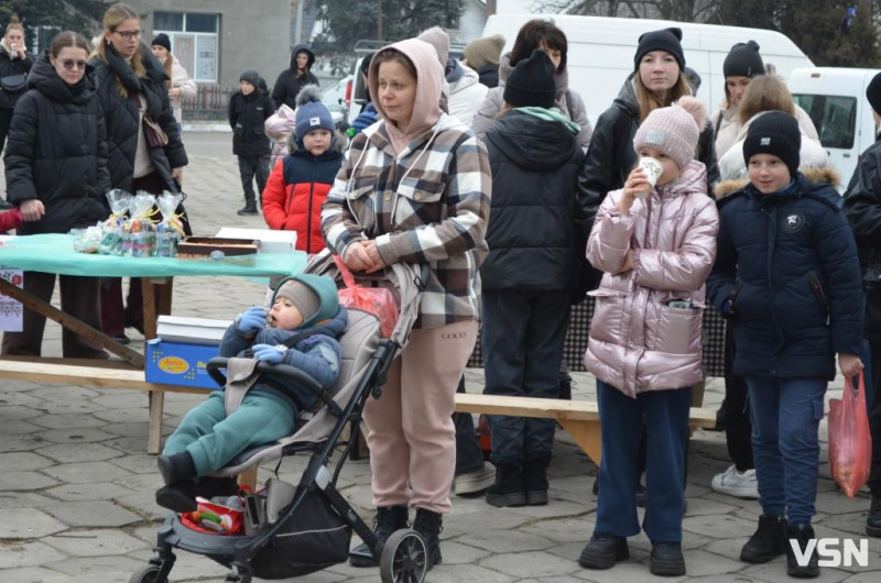 У місті на Волині на благодійному ярмарку зібрали майже 120 тисяч гривень для ЗСУ. Фоторепортаж