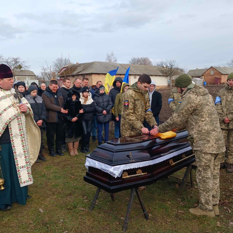 Захищав кожного з нас: волиняни провели в останню дорогу 57-річного Героя Віталія Шарапановського