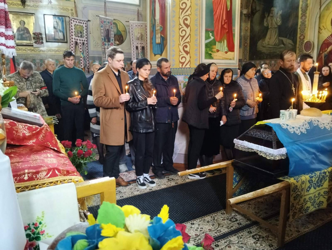 Жорстока війна залишила батьків без сина: у Луцькому районі провели в останню путь 26-річного Героя Романа Климчука