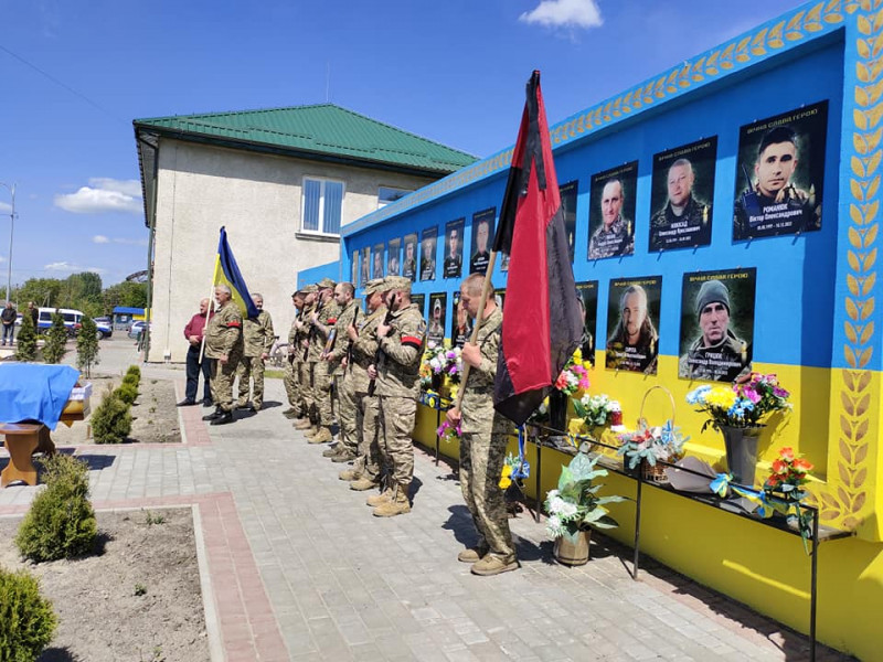 Пішов захищати Україну в перший місяць війни: у рідному селі на Волині попрощалися з Героєм Василем Семерою