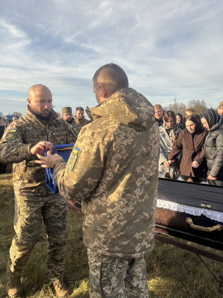 До останнього подиху боронив Україну: на Волині попрощалися із загиблим Героєм Іваном Кіпенем