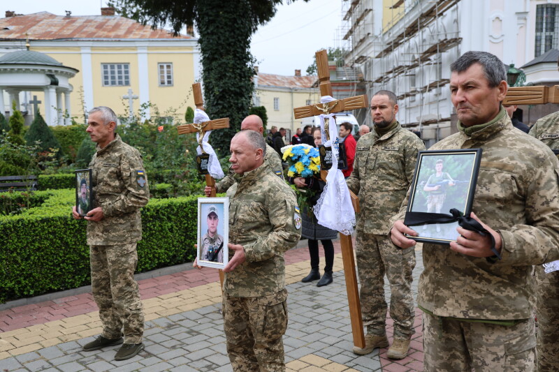 Три прощання в один день: у Луцьку провели в останню дорогу полеглих Героїв