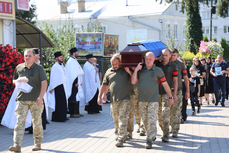 Загинув у травні, в поховали тільки нині: у Луцьку попрощалися із захисником України Сергієм Черленюком