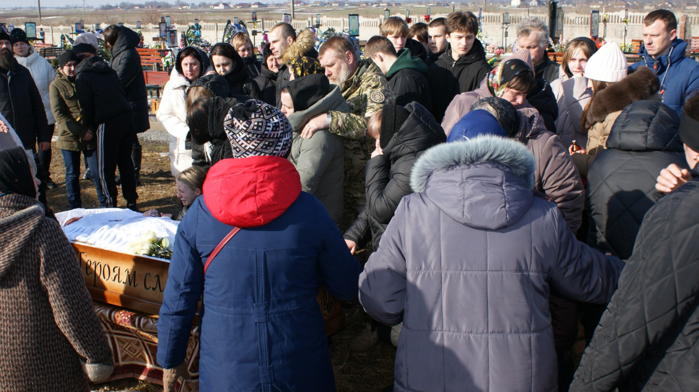 Навколішки і зі сльозами: волиняни попрощалися з Героєм Володимиром Гродським