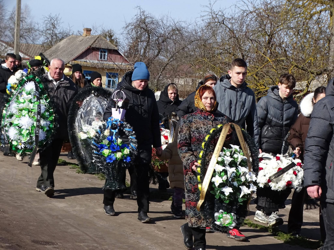 Після довгих місяців невідомості: на Волині провели в останню путь захисника Віталія Дудика