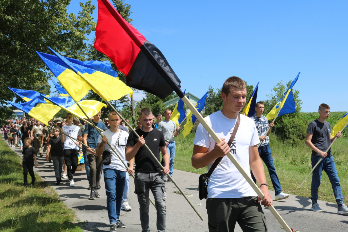 Невтомний трудівник, гарний сім’янин і надійний друг: на Волині всім селом ховали загиблого Героя Сергія Кравчука