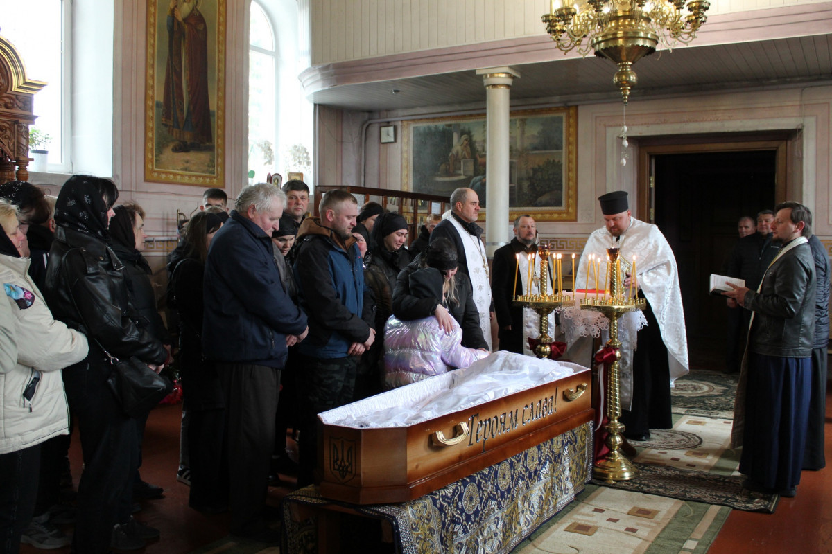 «Тепер тато захищатиме з небес»: волиняни попрощалася з 25-річним Антоном Хвостюком