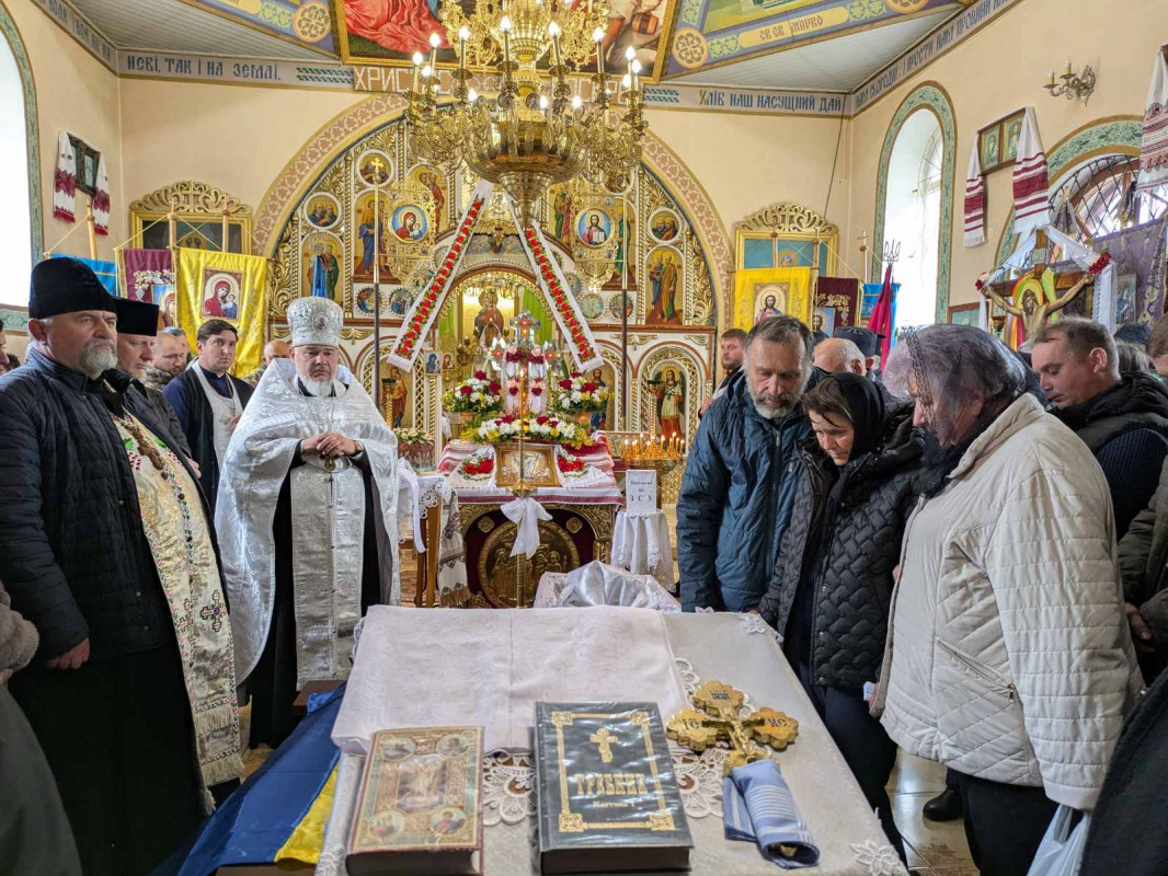Громада на Волині віддала останню шану загиблому Герою Віктору Гошку