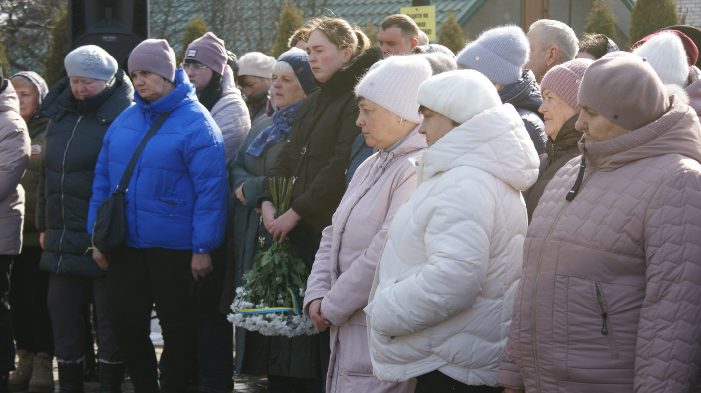 Навколішки і зі сльозами: волиняни попрощалися з Героєм Володимиром Гродським