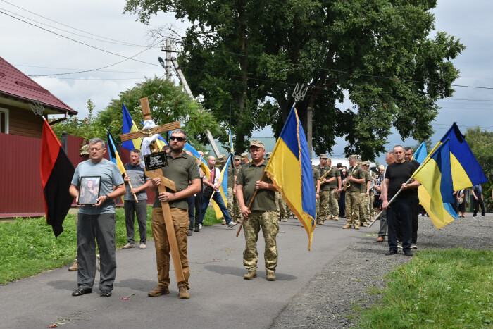 Загинув на Донеччині: у Луцькому районі попрощалися з Героєм Богданом Романчуком