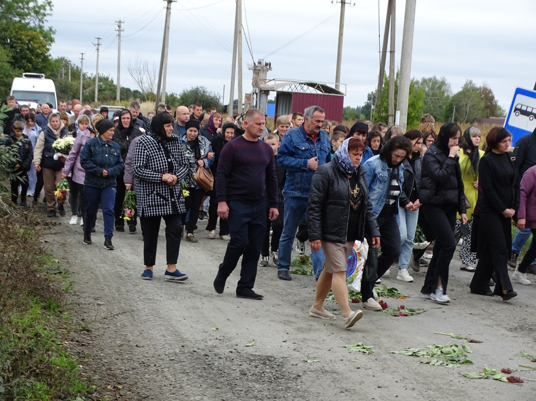 Багато місяців вважався зниклим безвісти: у громаді на Волині поховали Героя Олександра Чирку