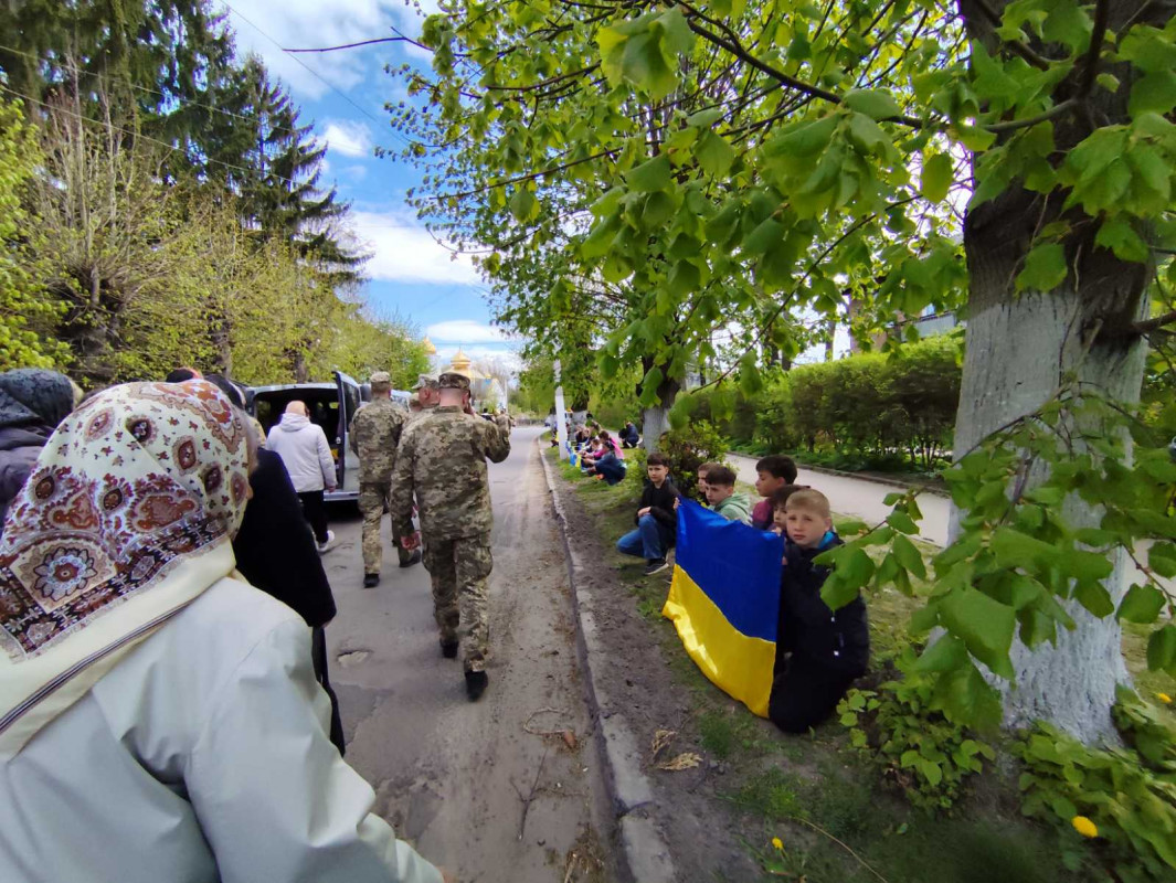 Останній дзвінок для Героя: у місті на Волині попрощалися з Олександром Каленюком
