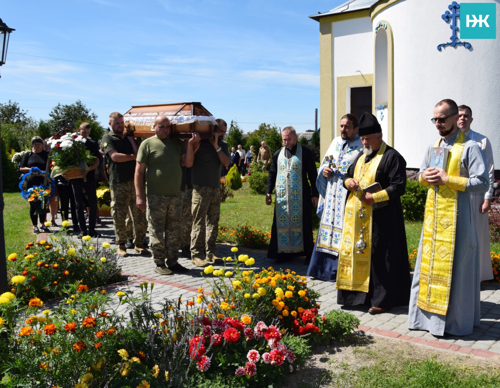 Маленька донечка стояла біля труни і ще не розуміла, що бачить татка востаннє: на Волині попрощалися із молодим Героєм Павлом Макарчуком