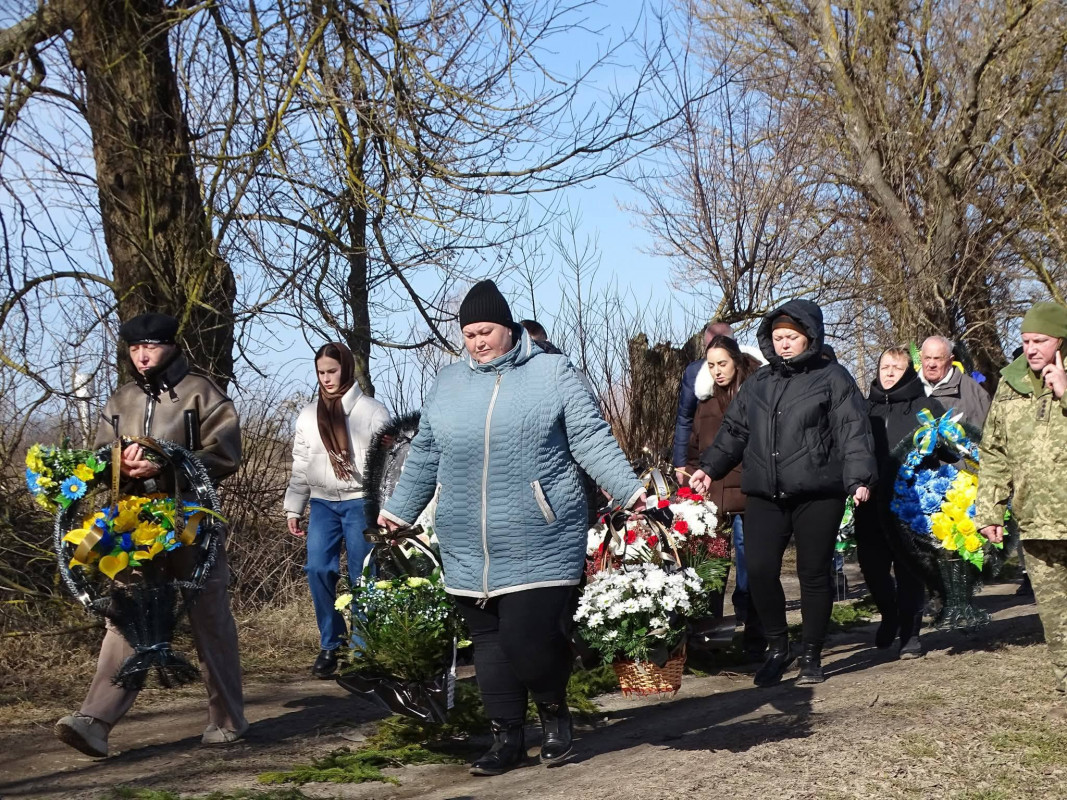 Після довгих місяців невідомості: на Волині провели в останню путь захисника Віталія Дудика