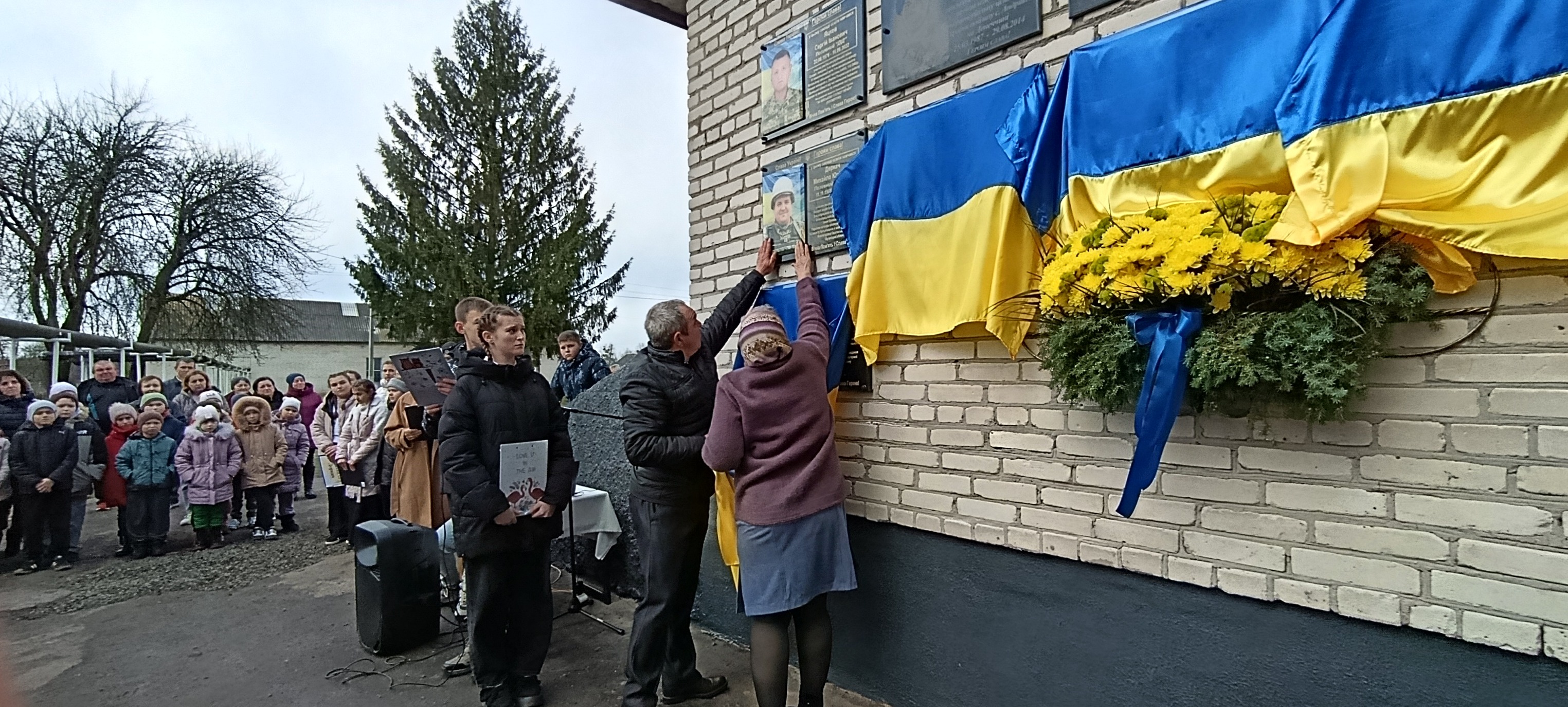 На фасаді сільського ліцею на Волині відкрили аж сім меморіальних дощок загиблим Героям