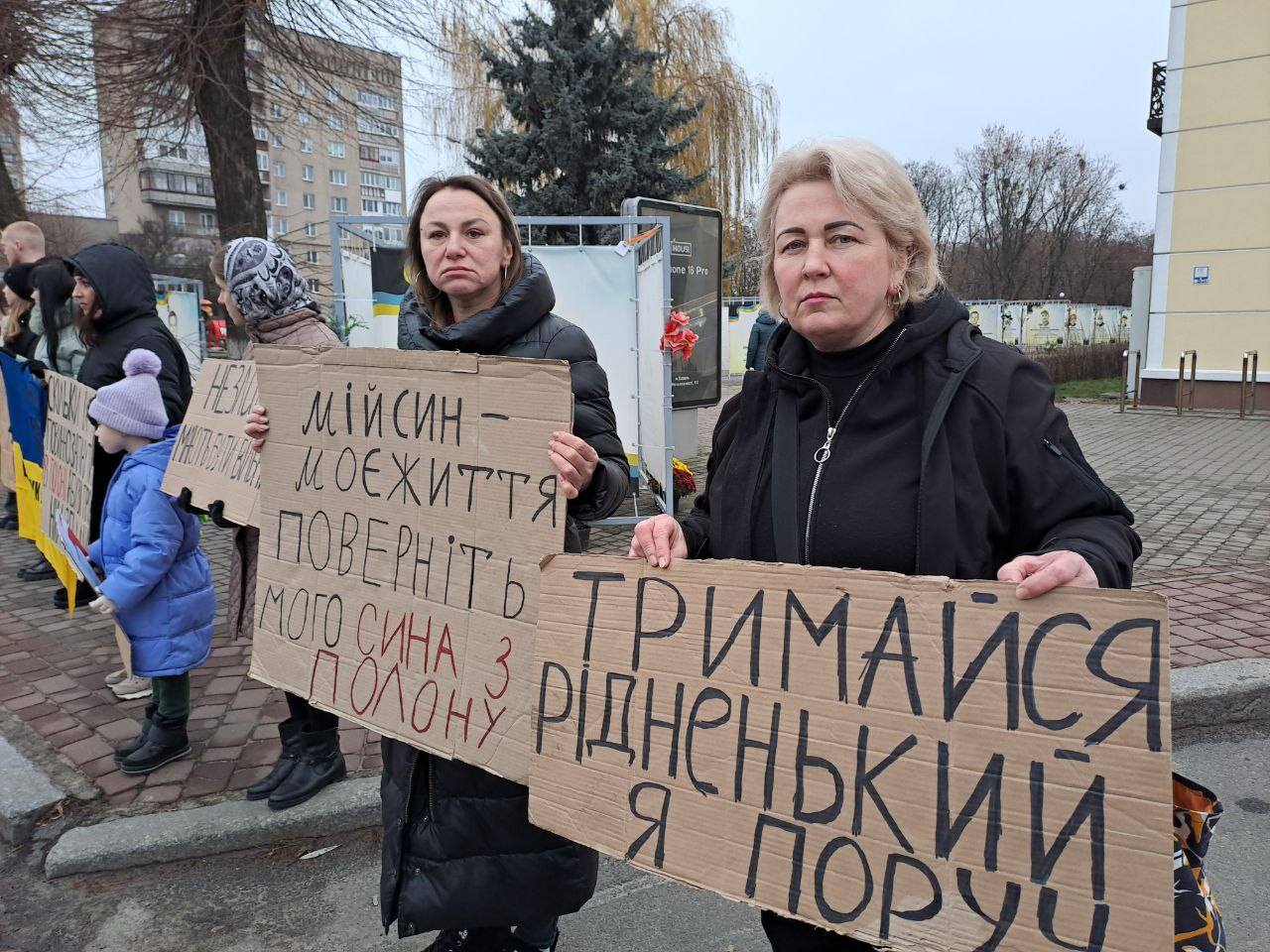 «Не мовчи! Полон вбиває»: на Волині пройшла акція підтримки полонених бійців полку «Азов»