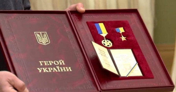 Зеленський присвоїв військовим «Героя України» та вручив «Золоті зірки»