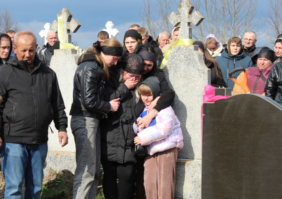 «Тепер тато захищатиме з небес»: волиняни попрощалася з 25-річним Антоном Хвостюком