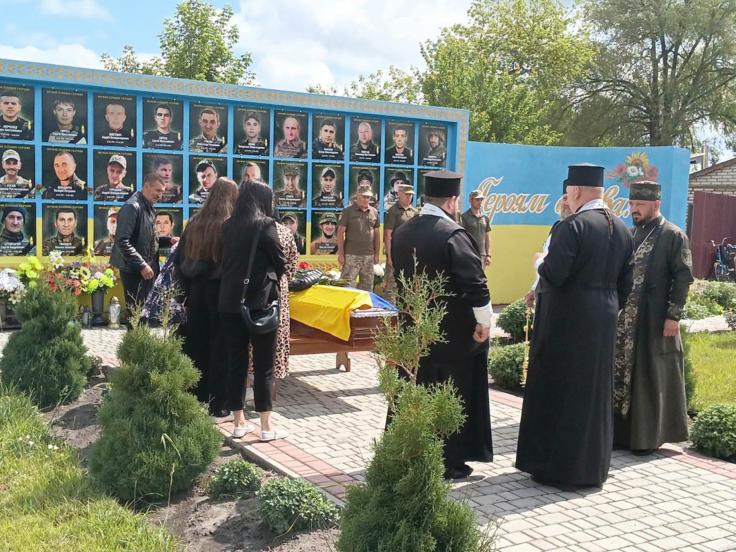 На Волині провели в останню путь 44-річного захисника Олександра Нікітіна, який загинув на Чернігівщині