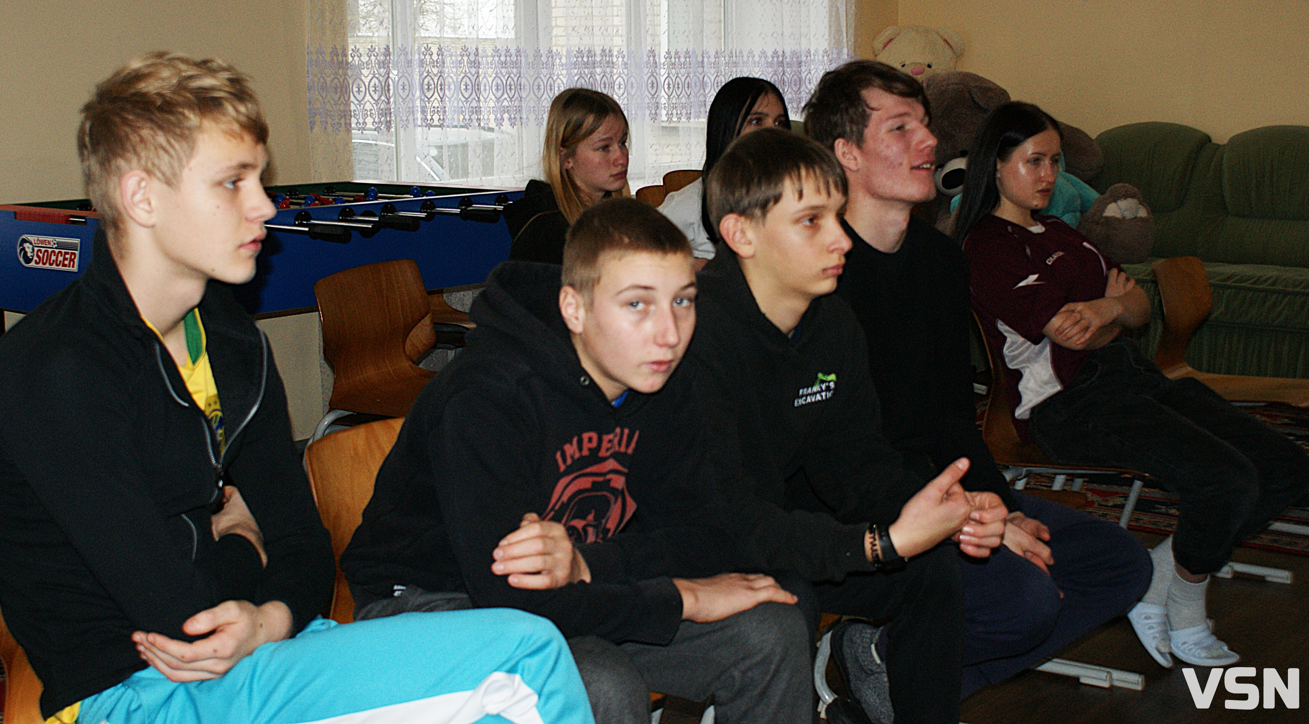 Поет з Волині передав допомогу дітям у Рожищі від американських письменників