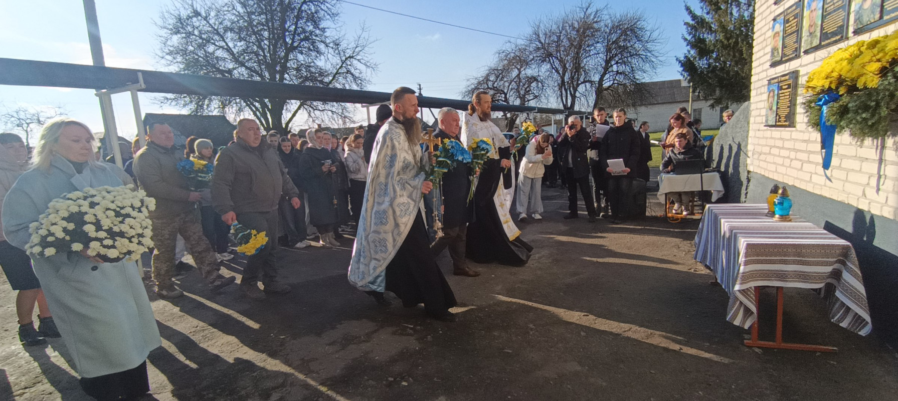 На фасаді сільського ліцею на Волині відкрили аж сім меморіальних дощок загиблим Героям