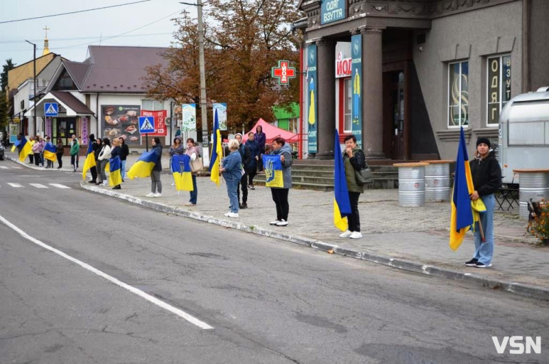 Життя зупинилося на хвилину: у прикордонному місті на Волині вшанували тих, хто загинув від війни