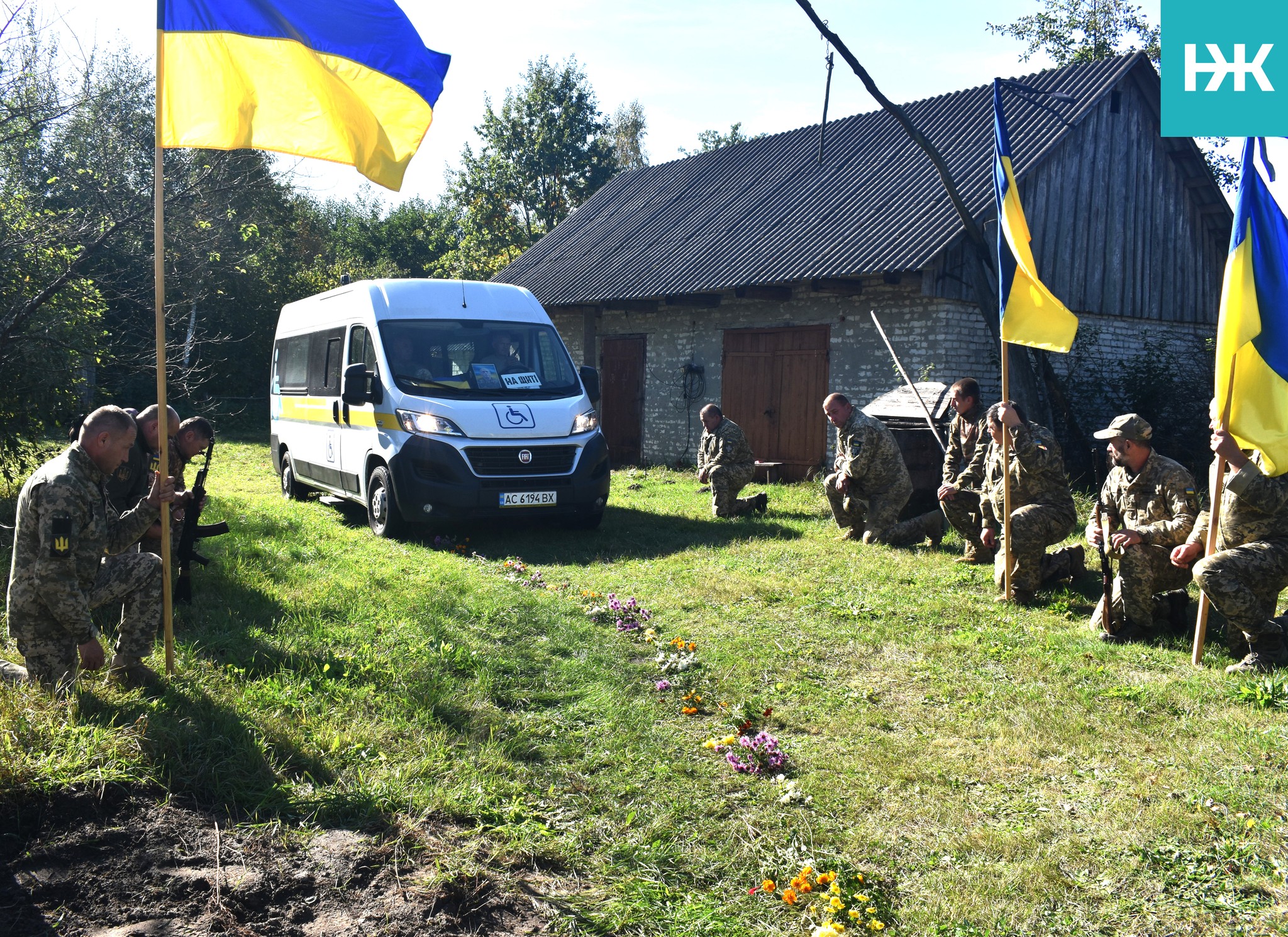 Пусткою залишилася хата, в якій чоловік жив до війни: на Волині в останню дорогу провели Героя Юрія Куха