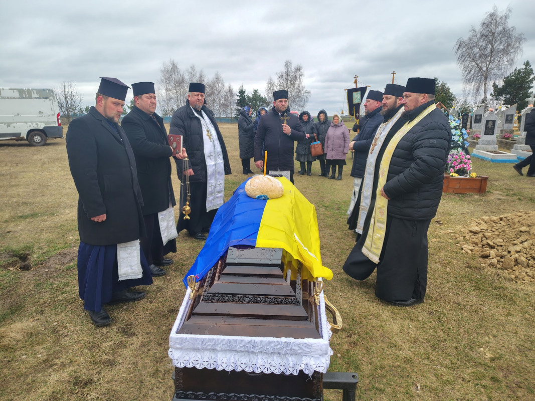 Вдовою залишилась молода дружина, маленький синочок ростиме без батька: на Волині поховали 23-річного Героя Владислава Юхимова