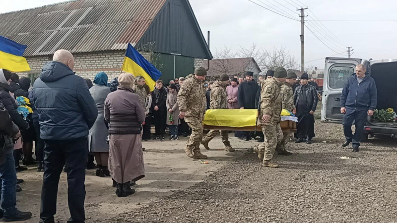 У 25 загинув за Україну: на Волині попрощалися із молодим Героєм Олександром Пархомчуком