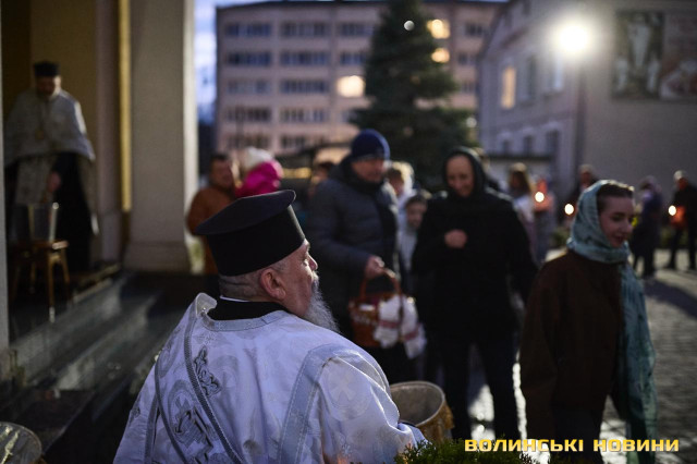 Як у Луцьку освячували кошики напередодні Великодня