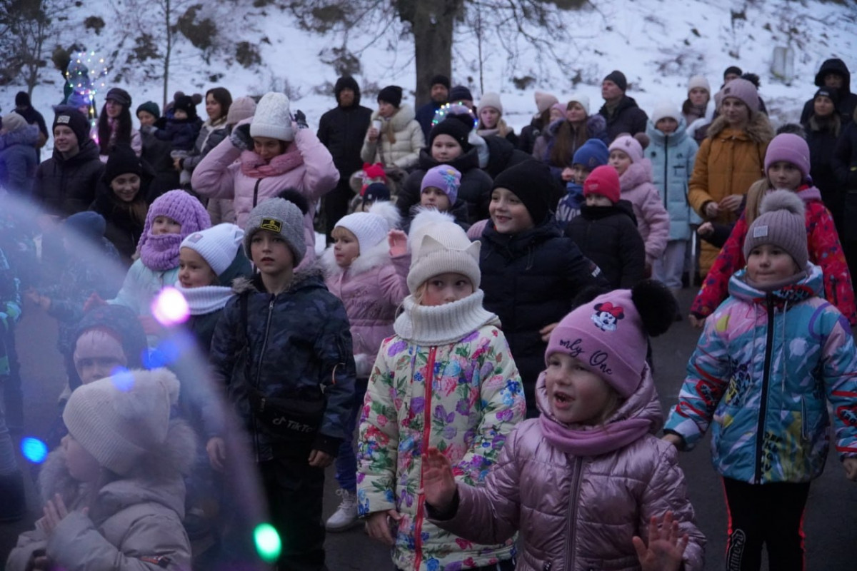 Усе заради безцінних емоцій дітей: у громаді на Волині засвітили новорічну ялинку. Фото