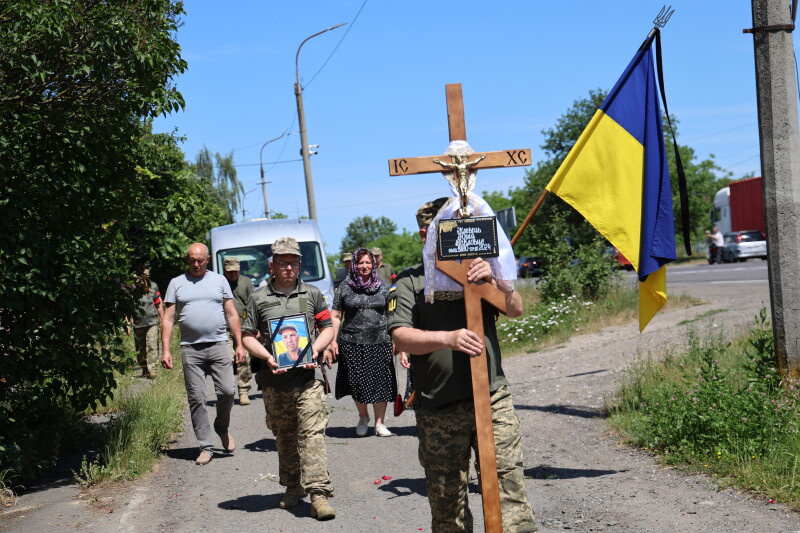 Вважався зниклим безвісти: у Луцькій громаді в останню дорогу провели захисника Юрія Клевця