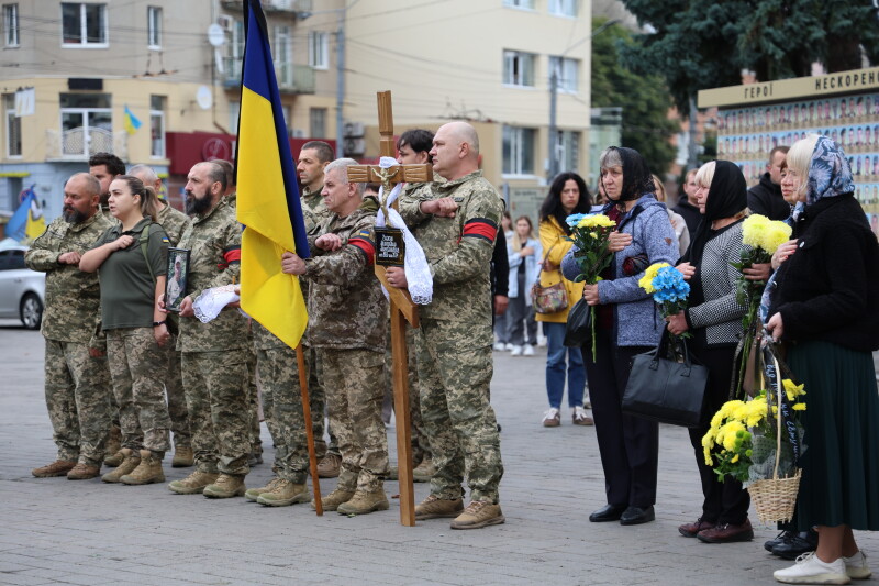 Загинув більше року тому: у Луцьку попрощалися з полеглим на війні Героєм Чижуком Володимиром