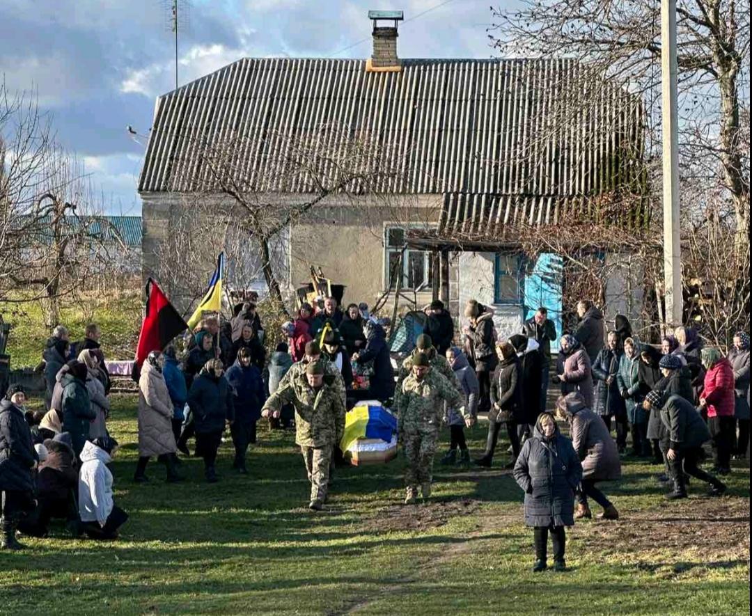 «Без підтримки залишилася дружина, без батьківської поради - донька»: волиняни попрощалися з Героєм Олександром Ладчуком