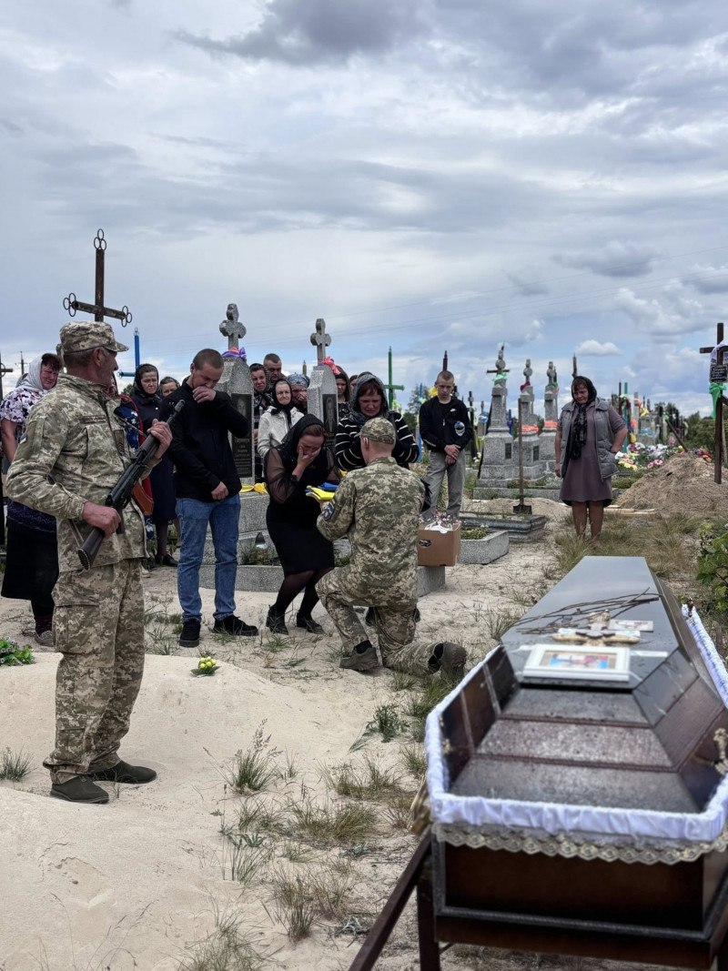 Майже два роки вважався зниклим безвісти: на Волині в останню земну дорогу провели Героя Михайла Ковальчука. Фото