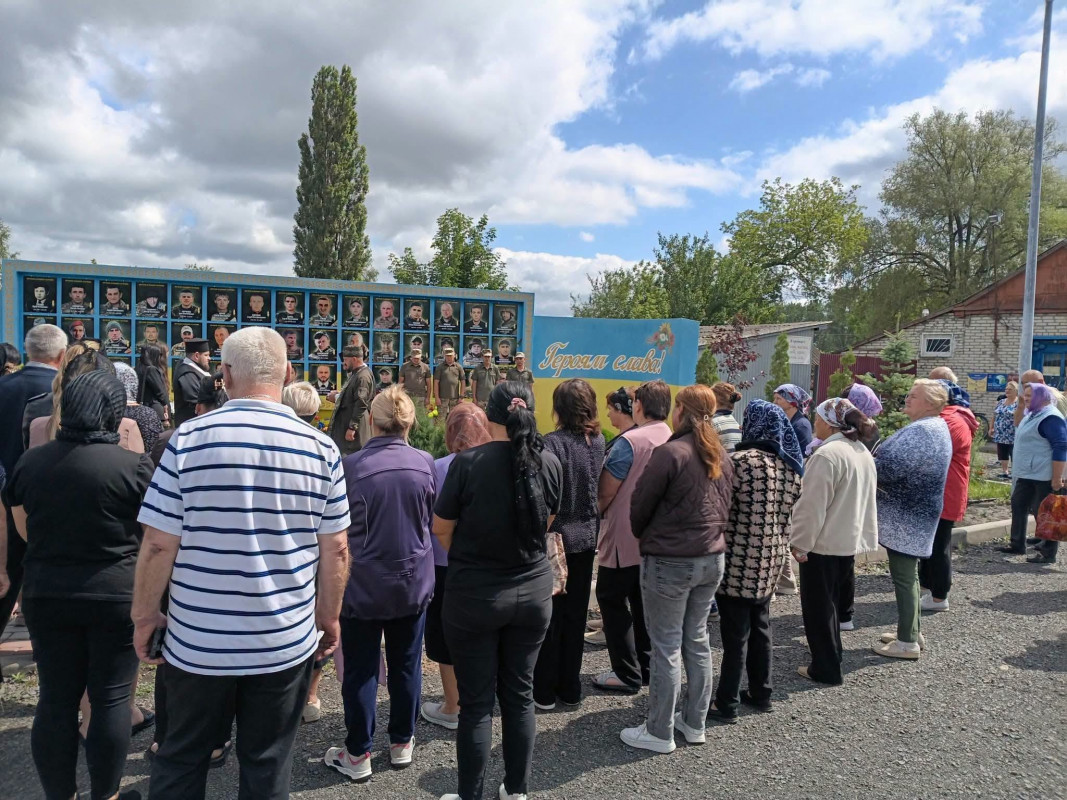 На Волині провели в останню путь 44-річного захисника Олександра Нікітіна, який загинув на Чернігівщині