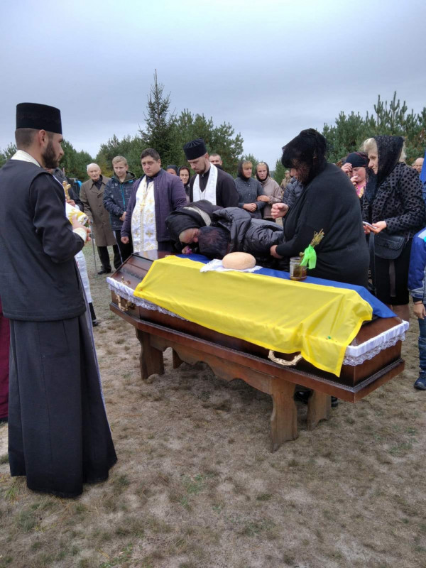 Квітами вистелили останню дорогу: на Волині поховали Героя Олексія Плохушка