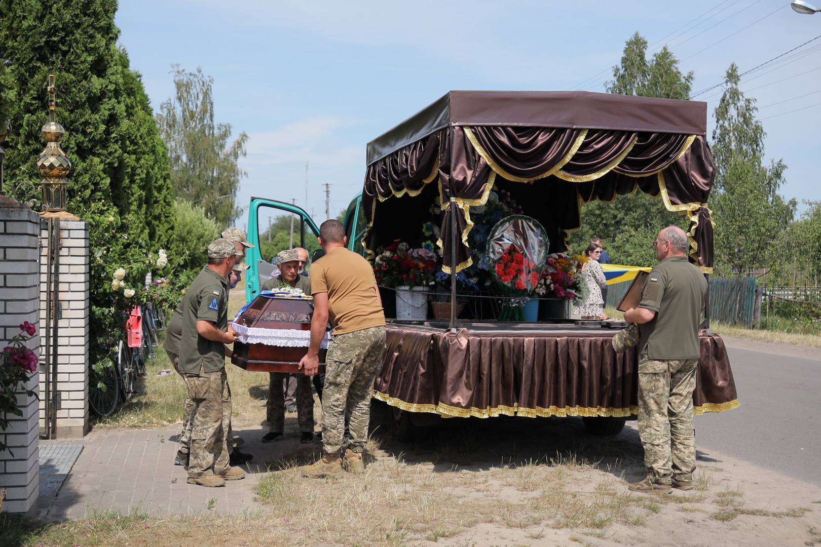 8 місяців вважався зниклим безвісти: на Волині в останню путь провели Героя Анатолія Янчука