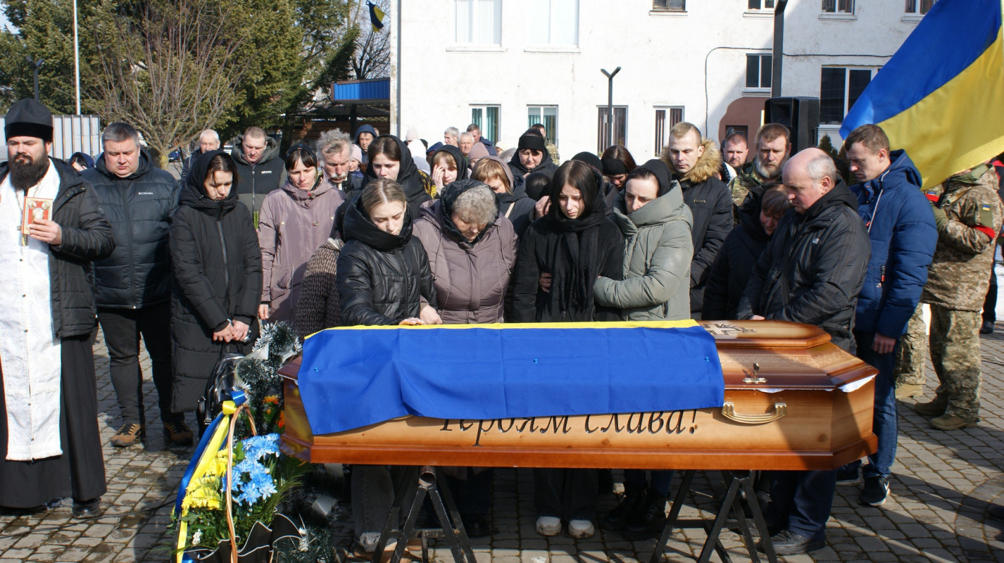 Навколішки і зі сльозами: волиняни попрощалися з Героєм Володимиром Гродським