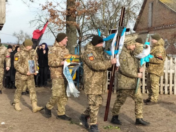 Наймолодший із трьох синів: на Волині попрощалися з Героєм Олександром Євстуровим