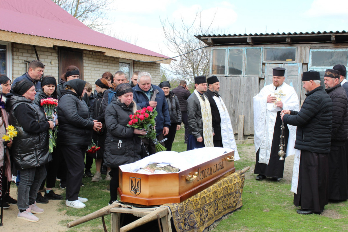 «Тепер тато захищатиме з небес»: волиняни попрощалася з 25-річним Антоном Хвостюком