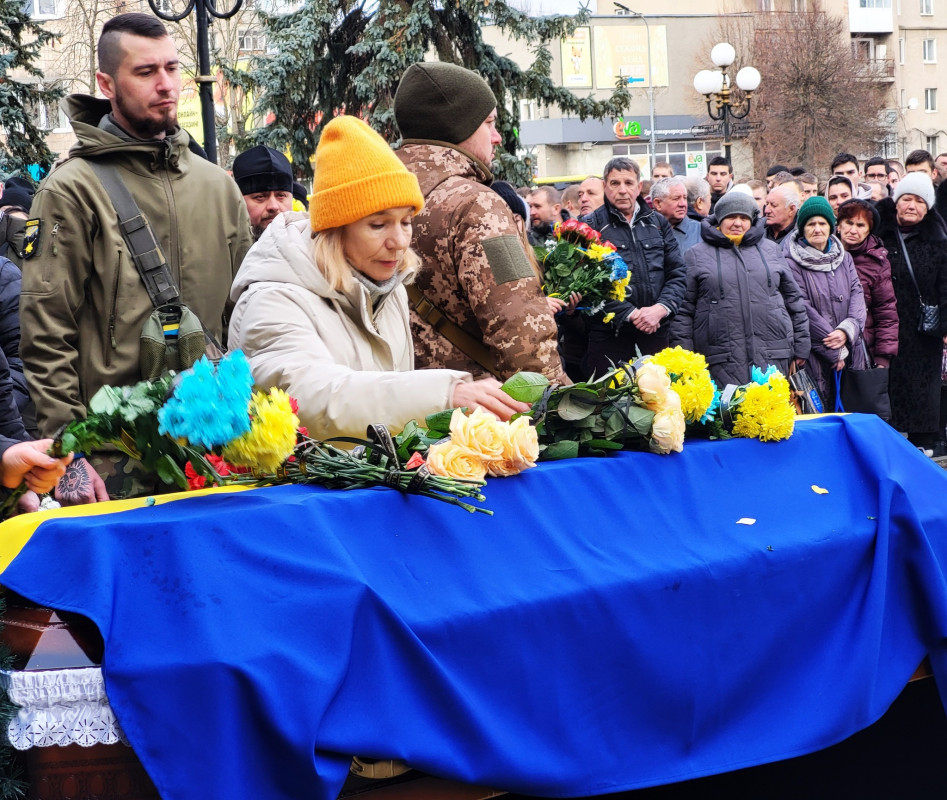 Мріяв одружитися зі своєю коханою: на Волині сотні людей прийшли попрощатися з 33 річним Героєм Андрієм Карацаєм