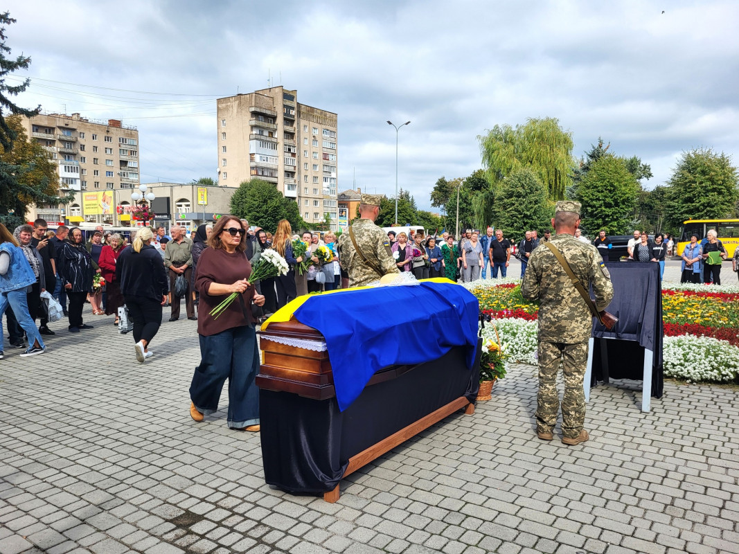 Понад рік вважався зниклим безвісти: на Волині провели в останню дорогу Героя Василя Тарасюка