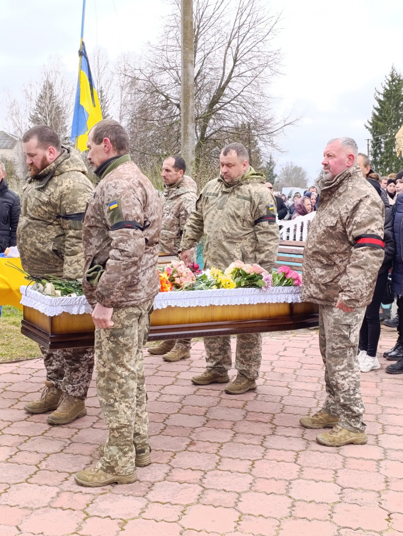 Нещодавно одружився, мріяв про спільне життя з коханою і про дітей: на Волині поховали 23-річного Героя Віталія Забродського