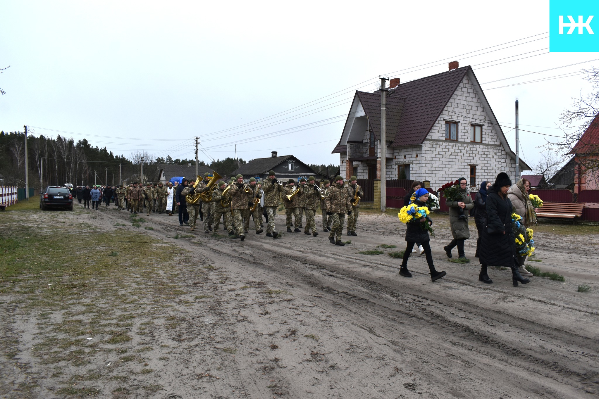 Сумне новоріччя: усе село на Волині зійшлося провести Героя Володимира Кушнерика