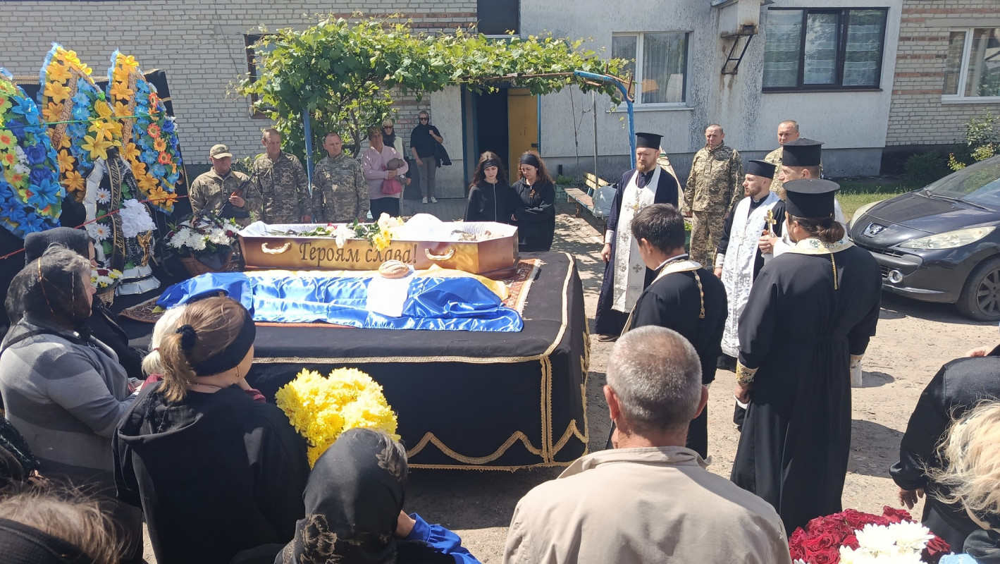 Біль втрати, що не стихає: у громаді на Волині провели в останню дорогу підполковника Повітряних сил України Юрія Халика