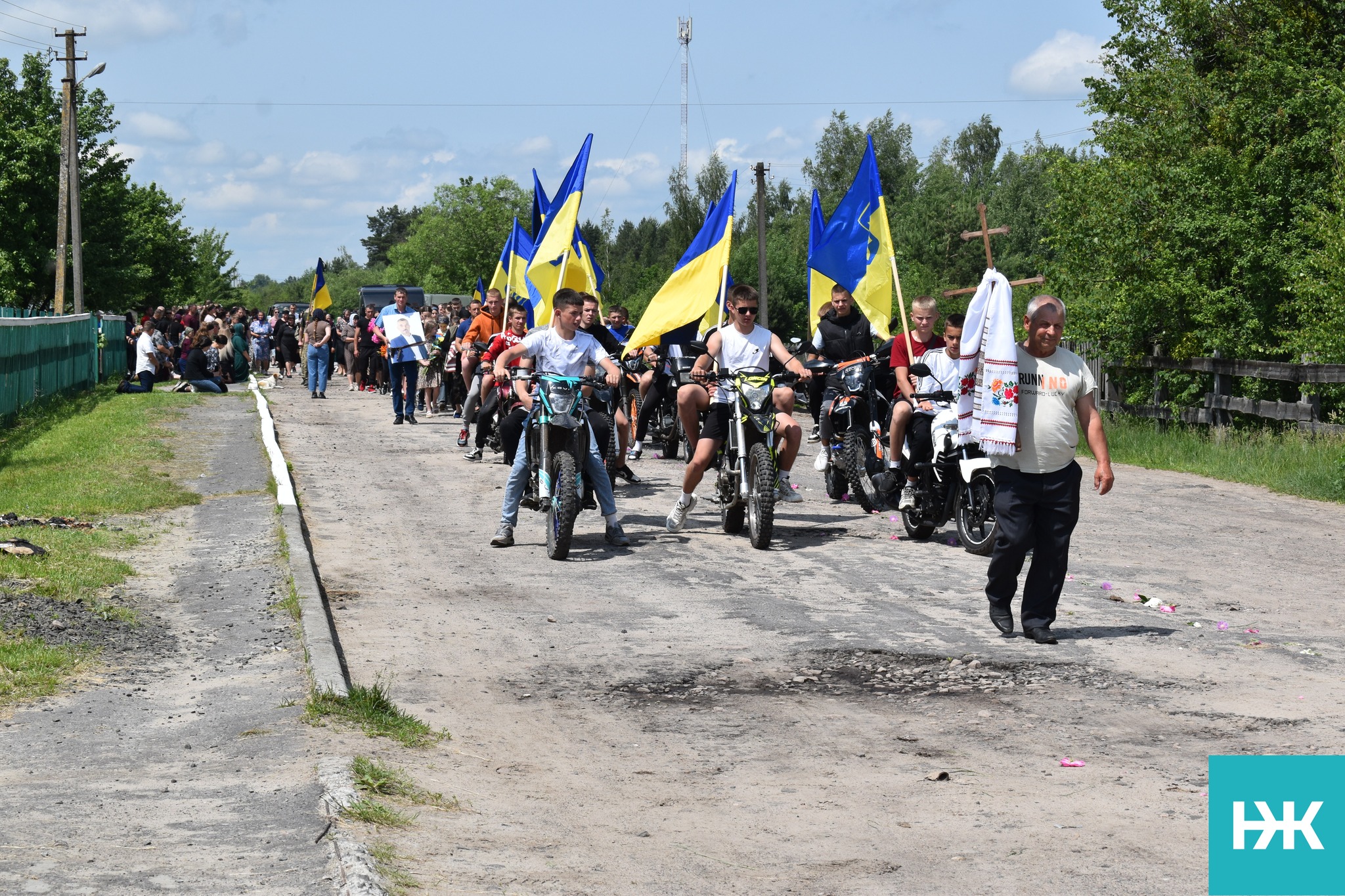 На колінах в останню дорогу проводжало все село: на Волині попрощалися з Героєм Петром Токарем