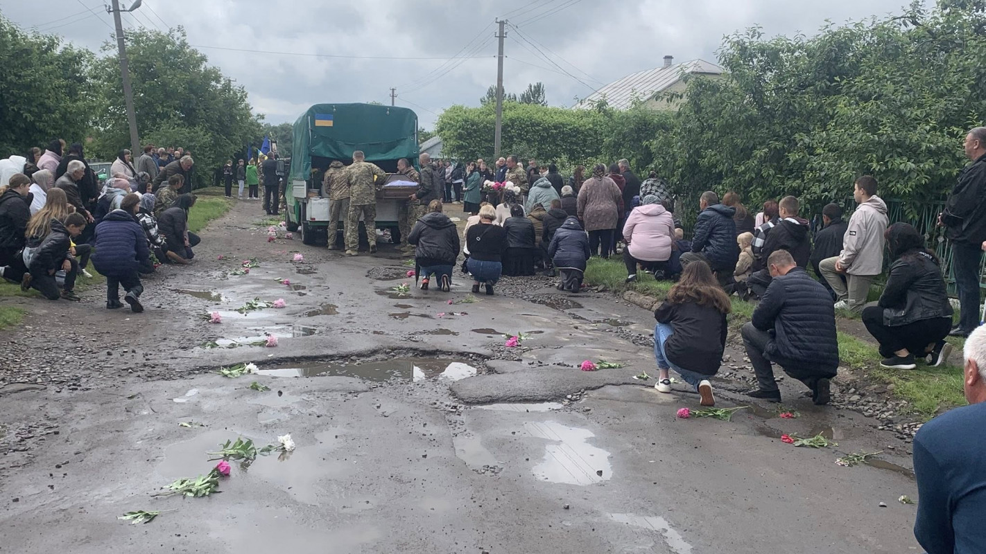 Довго сподівалися, що він живий: на Волині поховали Героя Василя Корінецького, який понад півтора року вважався зниклим безвісти