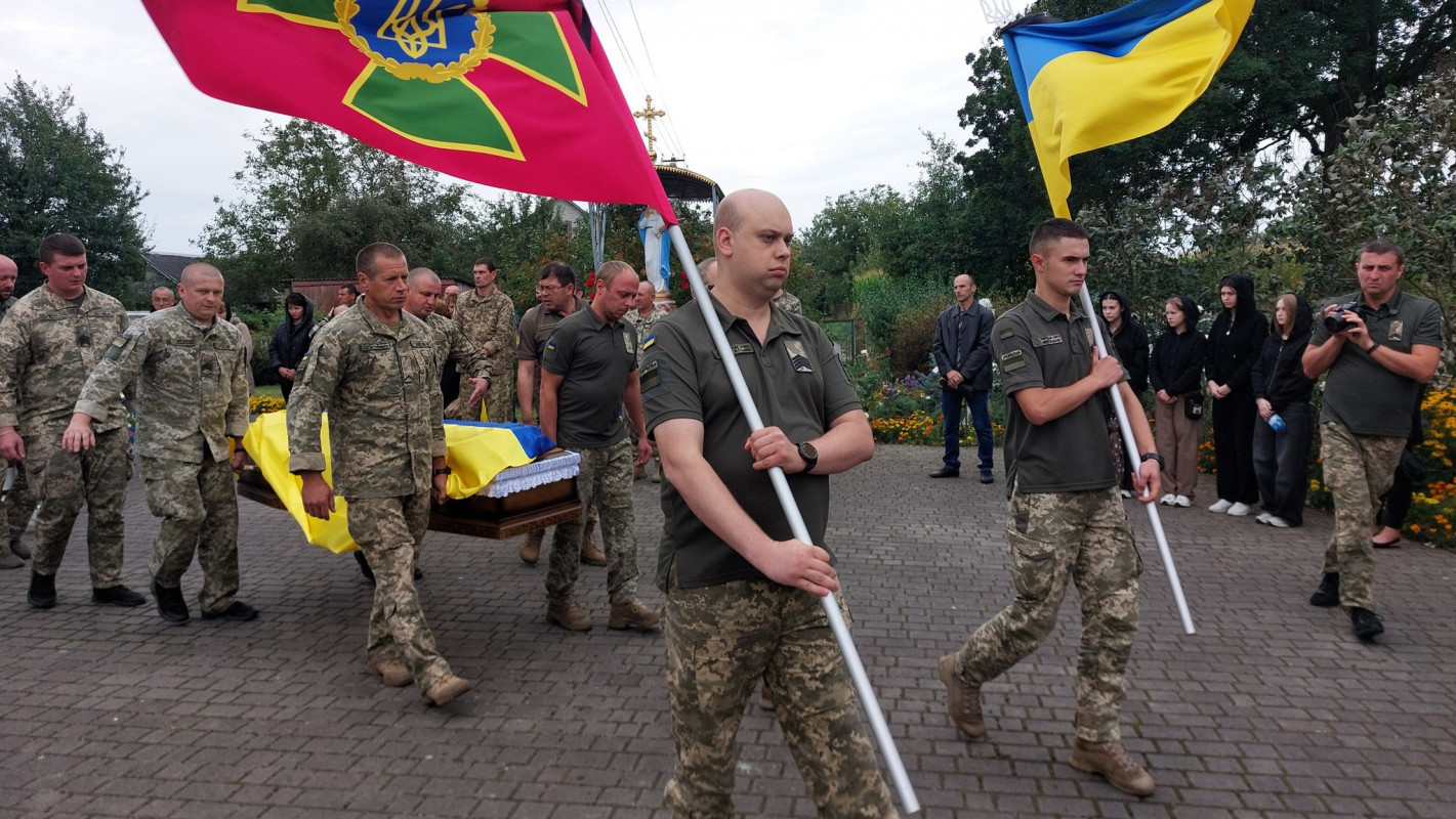Три місяці боротьби за життя: на Волині провели в останню дорогу захисника Олександра Гуля