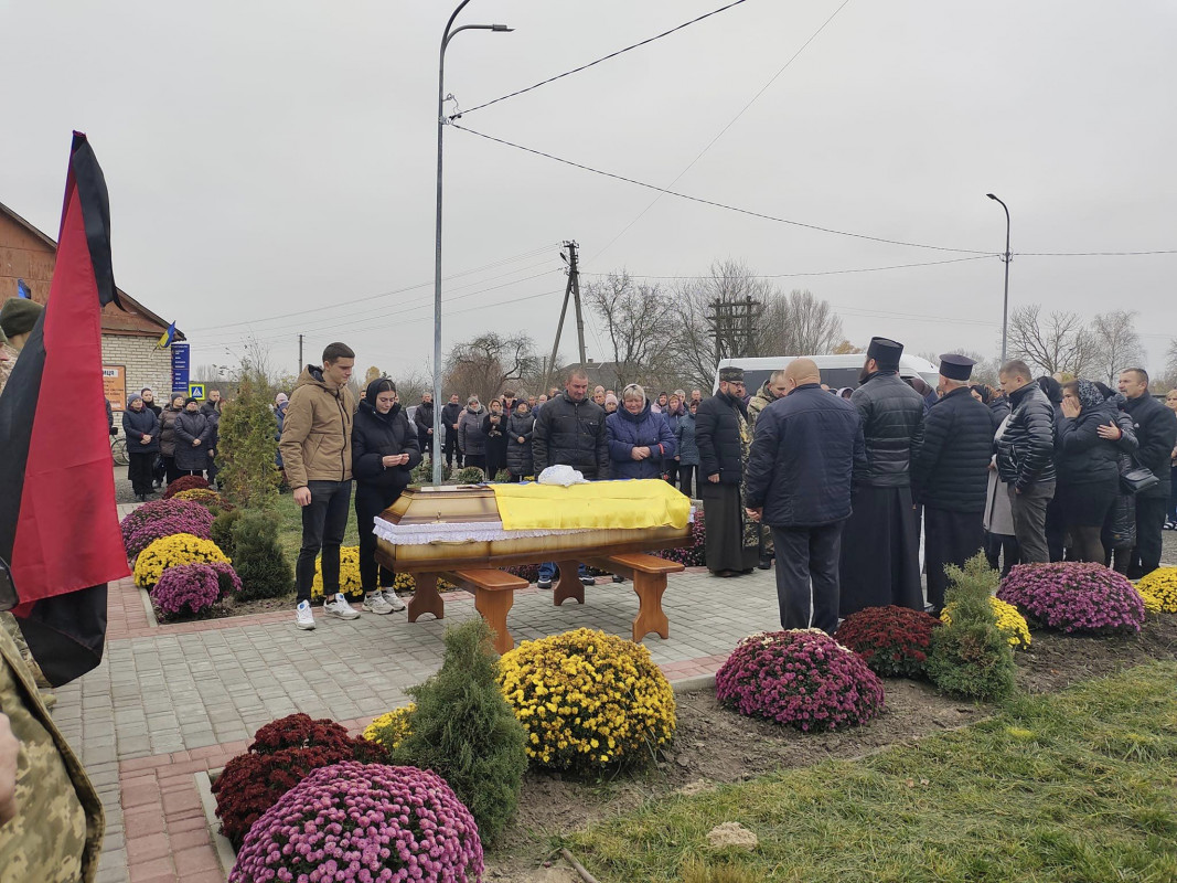 Заручився з коханою за кілька місяців до загибелі: на Волині попрощалися із 25-річним Героєм Андрієм Федоруком